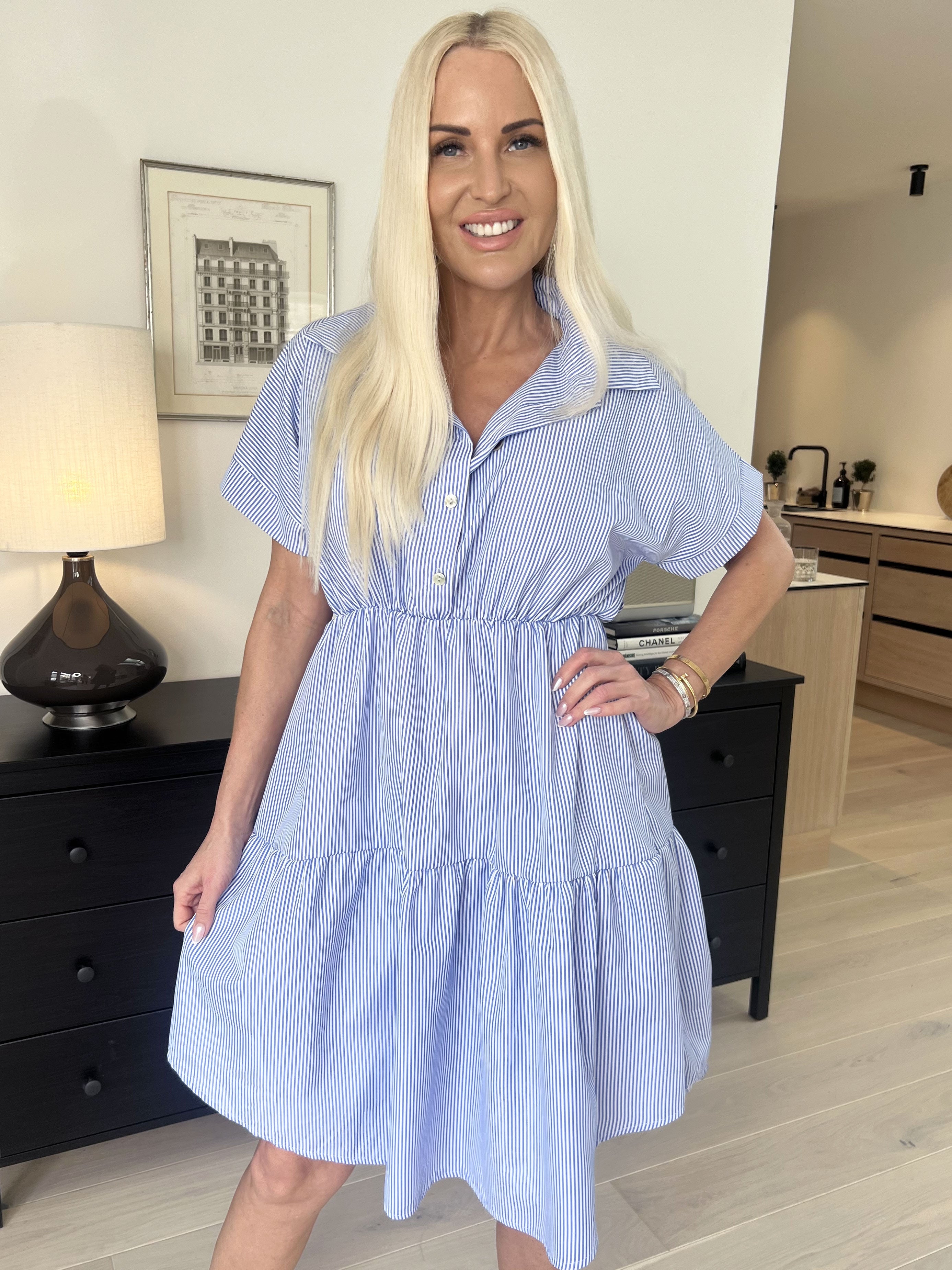 Linnea - Stribet kjole med skjortekrave og lag på lag look